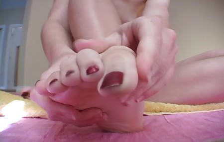 Do you like pretty feet and tiny toes? Come suck on them.